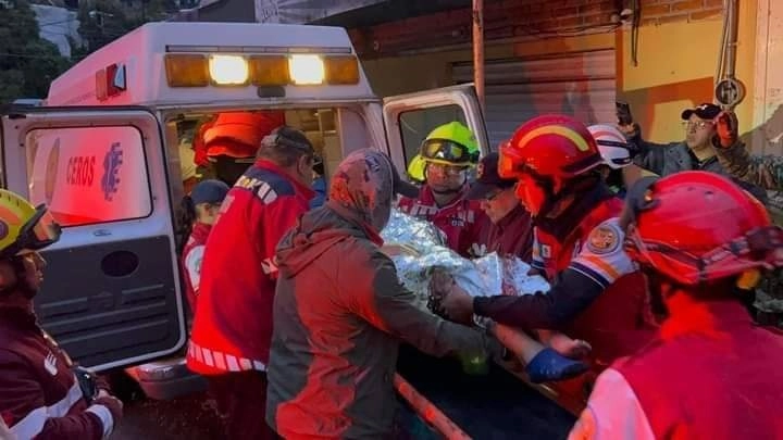 Una mujer y dos menores de edad fueron rescatados con vida, en tanto, una niña de tres meses de edad falleció, luego de ser sepultadas por el desgajamiento de un cerro en la comunidad de San Luis Ayucan, municipio de Jilotzingo, el 14 de septiembre de 2024. Foto ‘La Jornada’