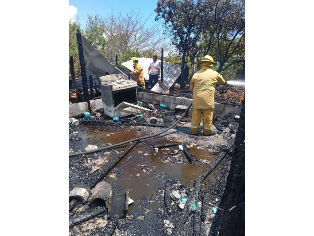Una menor de edad murió en el incendio presuntamente provocado por sujetos armados, en el municipio chiapaneco de Berriozábal. Foto Tomada de X @InstBomberos / Archivo
