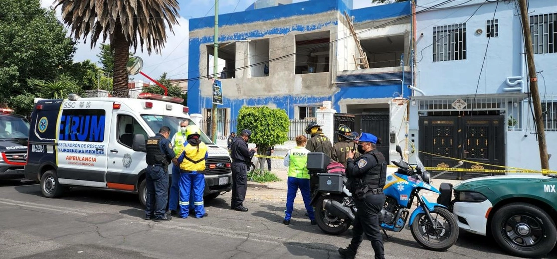 El menor de 13 años murió al caerle una barda durante los trabajos de remodelación que se llevaban a cabo en la calle de Viena número 241 en la colonia Del Carmen, alcaldía de Coyoacán. Foto tomada del Twitter de @Alcaldia_Coy