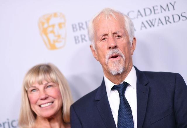 El director de cine, Michael Apted junto a su esposa Paige Simpson en octubre de 2019. Foto Afp 
