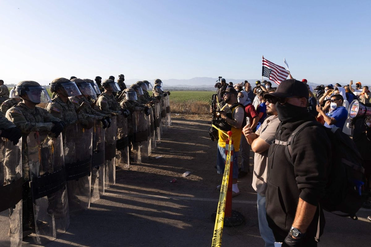 “Estas acciones federales violentas y crueles aterrorizan a las comunidades estadunidenses, interrumpen la cadena de suministro de alimentos estadunidense, amenazan vidas y separan familias”, acotó UFW. 