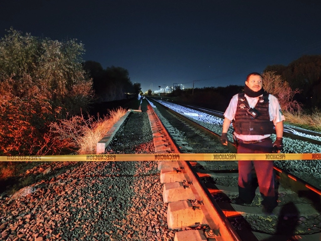 Una mujer perdió la vida mientras que un adulto está grave y tres menores hospitalizados tras ser impactados por el tren en Aguascalientes. Foto Claudio Bañuelos 