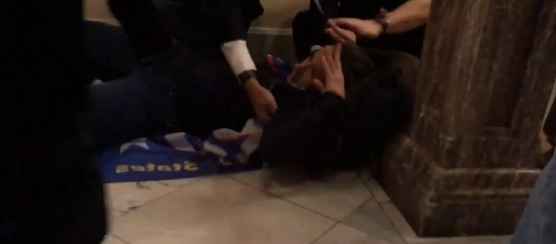 Imagen de la víctima, tomada de un video tras recibir el disparo. @TaylerUSA
