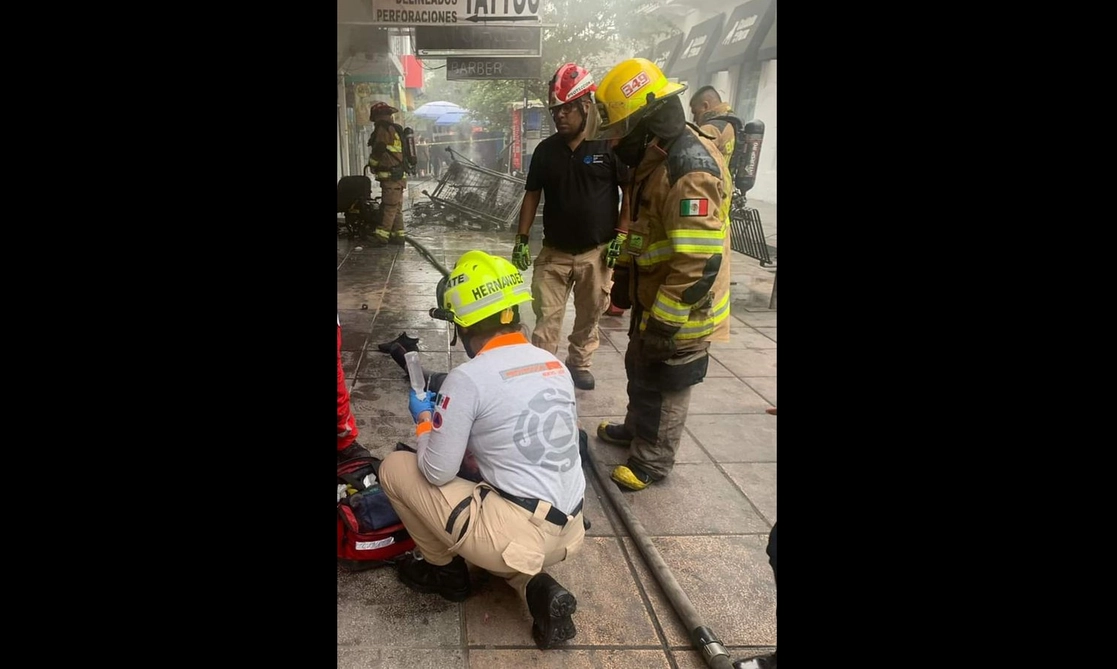 Una mujer murió y 18 personas resultaron intoxicadas durante un incendio en la zona céntrica de Monterrey. Foto tomada de la cuenta de Twitter @PC_NuevoLeon