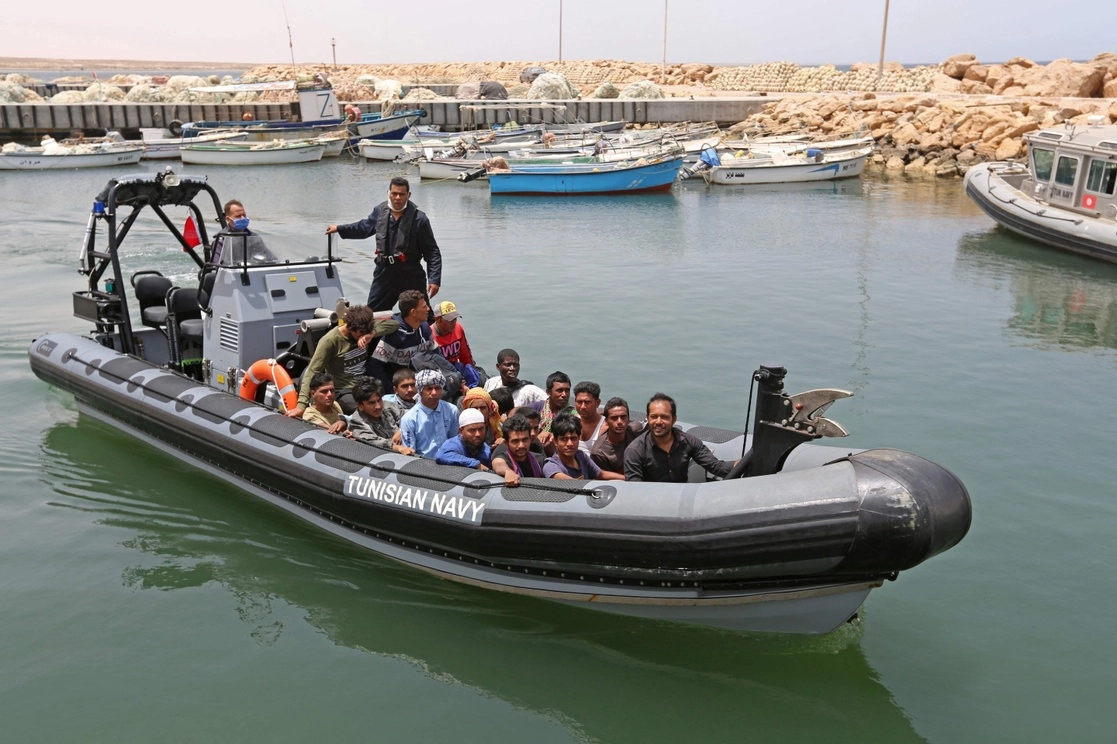 Migrantes rescatados por la Guardia Nacional tunecina durante un intento de cruzar el Mediterráneo, el pasado 27 de junio. Foto Afp 