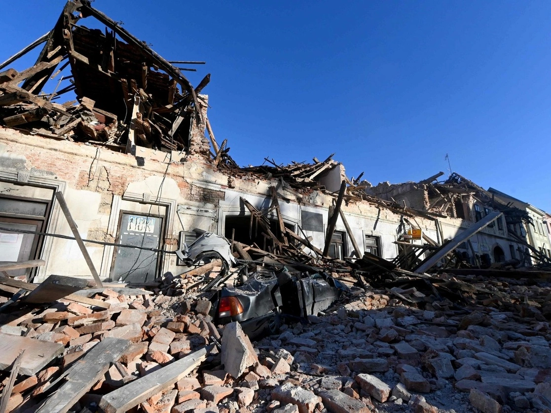 Edificios colapsado en la ciudad croata de Petrinja, tras el sismo de magnitud 6.4 de este martes. Foto Afp 