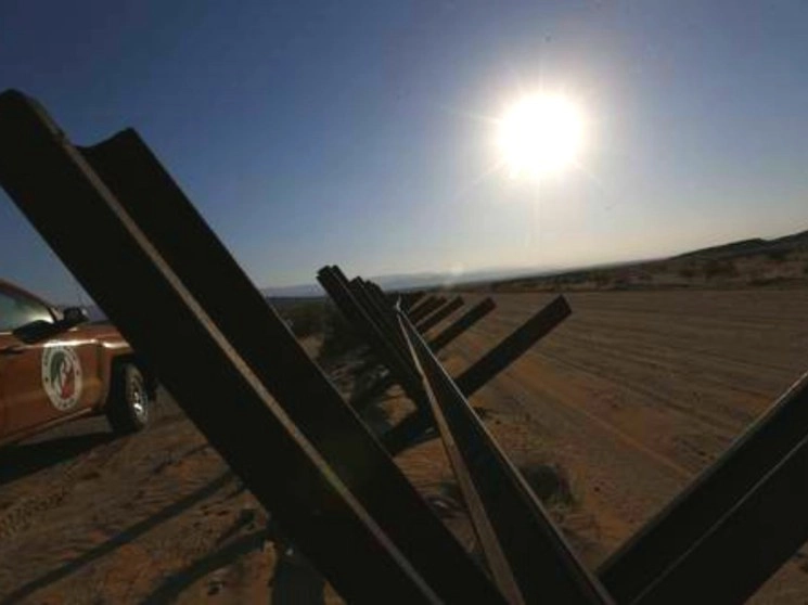 Un niño de tres años de edad es la víctima 12 del llamado golpe de calor por las temperaturas de hasta de 49 grados que registra Mexicali en esta temporada. En la imagen de archivo, el desierto bajacaliforniano. Foto Alfredo Domínguez