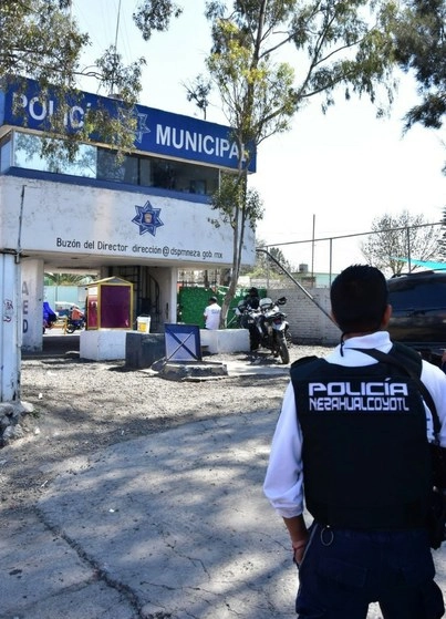 La dependencia municipal tendió el llamado de auxilio que reportaba disturbios en un domicilio de la colonia referida. En la imagen, un modulo de policías de Nezahualcóyotl. Foto Cuartoscuro