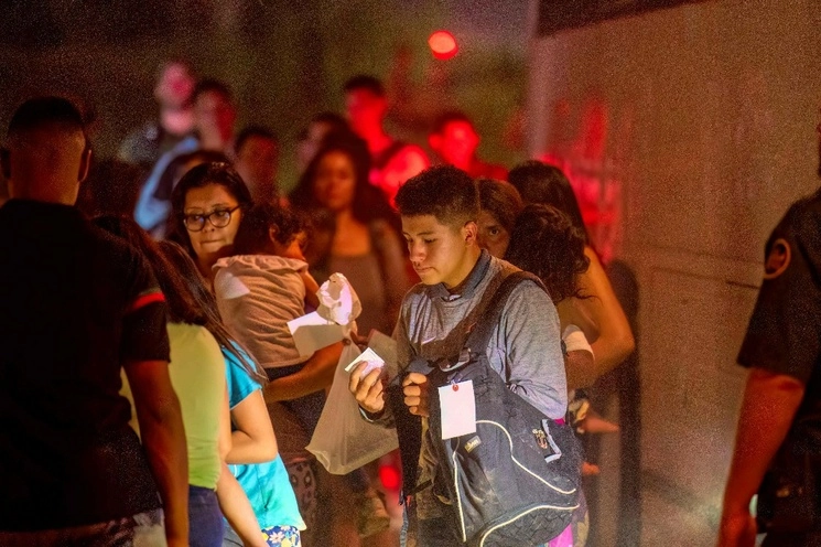 Agentes de la Patrulla Fronteriza escoltan migrantes en Eagle Pass, Texas, el pasado 25 de junio. Foto Afp 