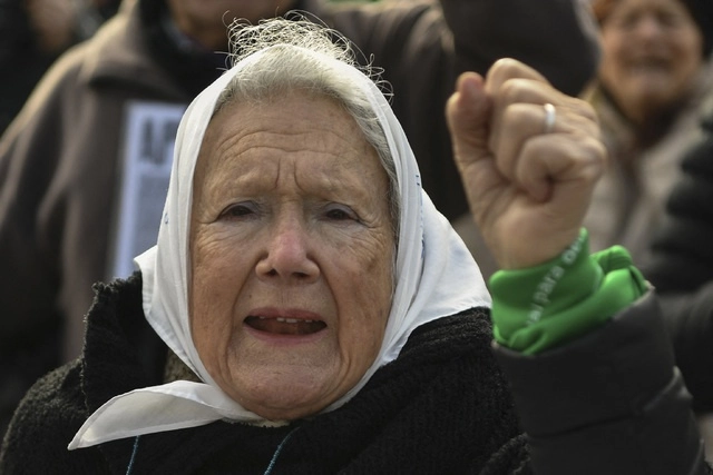 a incansable militante por los derechos humanos e integrante de las Madres de la Plaza de Mayo de Buenos Aires, Nora Cortiñas, falleció este jueves. Foto Afp