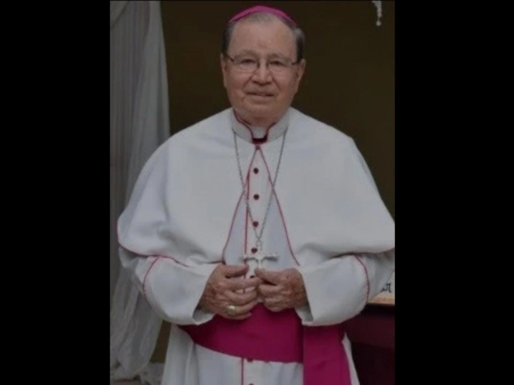 El obispo emérito de la capital sinaloense, Benjamín Jiménez Hernández, murió a los 82 años por Covid-19. Foto tomada del Facebook de @sedeccln  