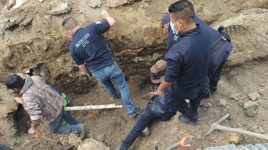 Elementos de Protección Civil realizaron las tareas de rescate del cuerpo de la víctima y de la sobreviviente. Foto La Jornada