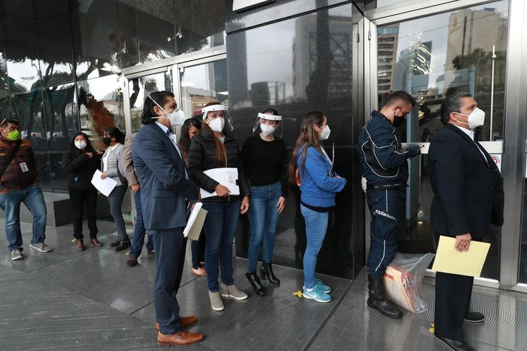 Personas hacen fila durante la pandemia. Foto María Luisa Severiano/ Archivo