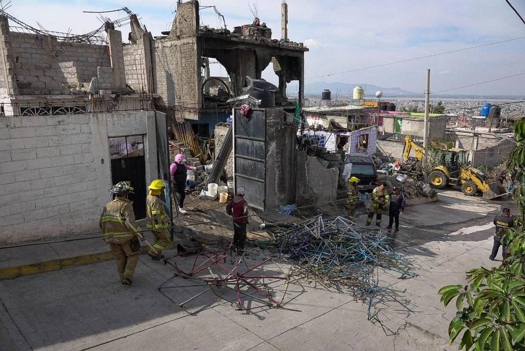 La alcaldesa morenista, Xóchitl Flores Jiménez, informó que las familias afectadas por la explosión en este predio clandestino donde se fabricaba pirotecnia, continuarán recibiendo apoyo directo, donde laboran ocho brigadas conformadas por personal DIF de Chimalhuacán y por las direcciones de Bienestar y de Protección Civil y Bomberos. Foto Cuartoscuro