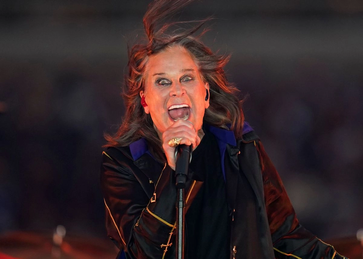 El cantante Ozzy Osbourne durante el medio tiempo de un partido de fútbol americano de la NFL entre Los Angeles Rams y los Buffalo Bills en Inglewood, California, el 8 de septiembre de 2022.