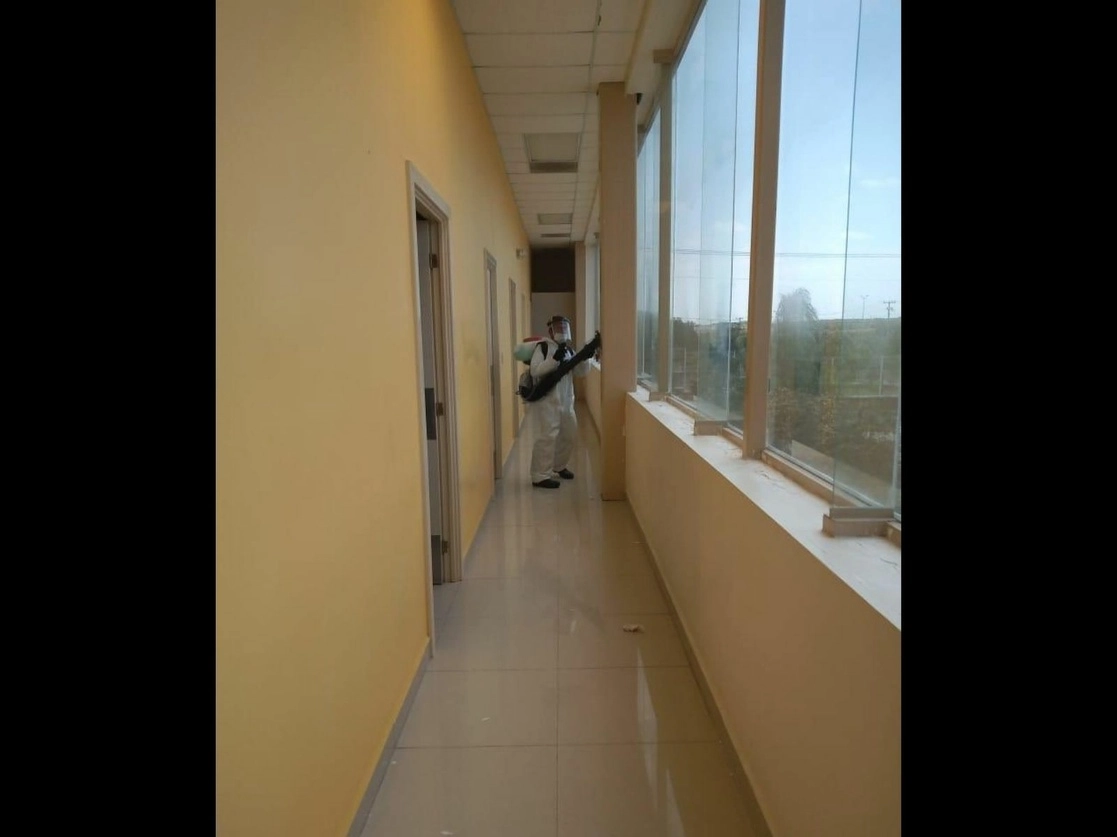 Un hombre limpia el Hospital General “Salvador Chavarría”. Foto tomada del Twitter de @Jurisdiccion1PN