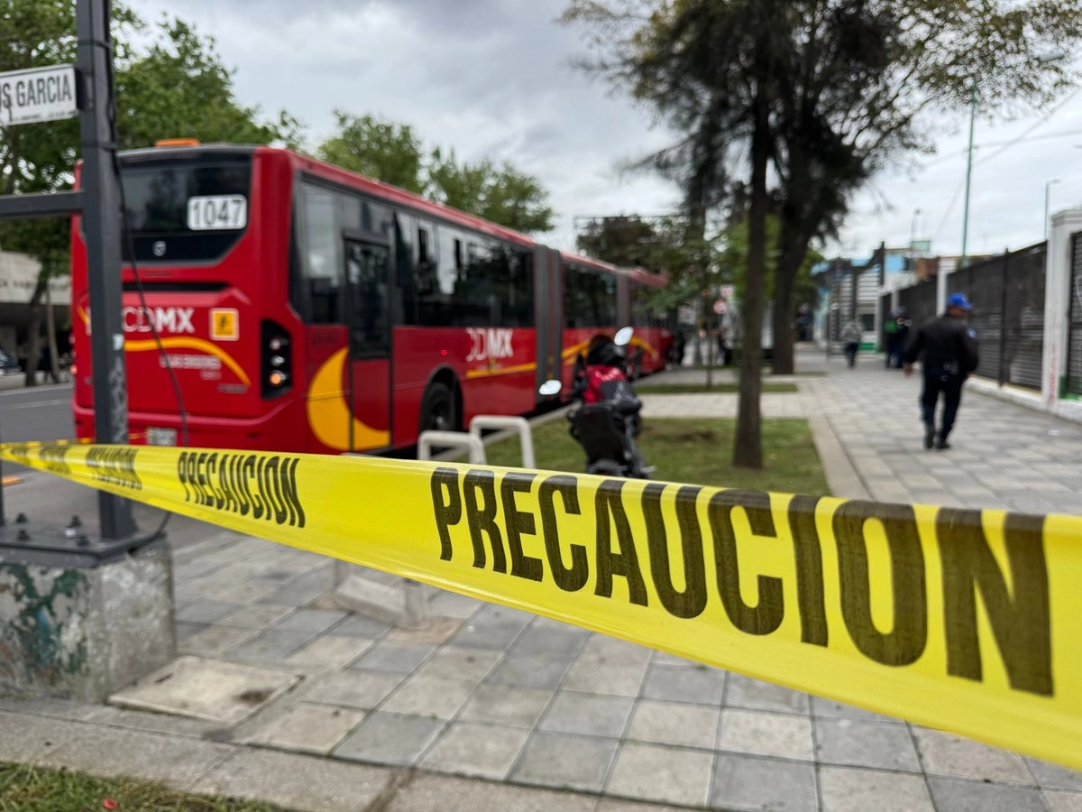 Personal de emergencia realizó maniobras de reanimación al pasajero inconsiente pero minutos después fue declarado sin signos vitales. Foto 