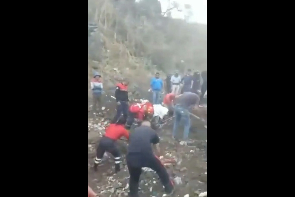 Una mujer murió sepultada en un derrumbe de basura en el tiradero municipal de Ixtapaluca, Estado de México. Foto tomada de un video difundido en redes sociales
