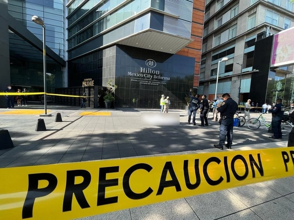 Al parecer el hombre se habría arrojado de alguna de las ventanas del inmueble. Foto Alfredo Domínguez