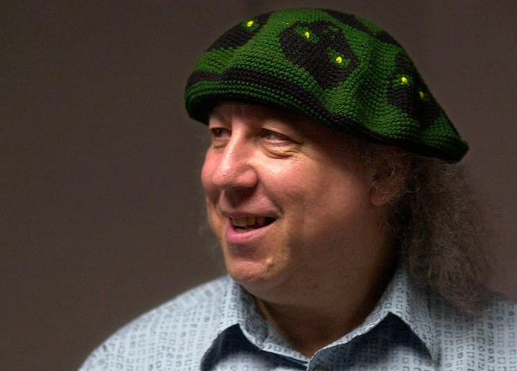 El guitarrista británico de rock y blues Peter Green, se prepara en el backstage para actuar con su propia banda, Peter Green's Splinter Group, en BB King Blues Club & Grill, en Nueva York en 2001. Foto Ap