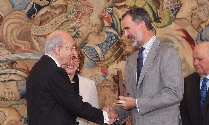 El Rey Felipe VI entrega a Plácido Arango el Premio Enrique V. Iglesias al Desarrollo del Espacio empresarial Iberoamericano, en imagen de 2017. Foto Casa de SM el Rey