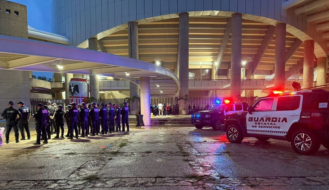 La Secretaría de Seguridad del Pueblo informó el domingo que luego de la agresión en contra del agente, uniformados de los tres niveles de gobierno realizaron un “amplio despliegue” y detuvieron a 9 presuntos miembros del cártel de Sinaloa, a quienes les aseguraron cuatro armas de fuego cortas y un arma larga, así como tres vehículos.