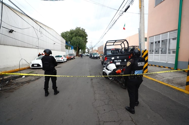 Un policía municipal murió y dos más resultaron heridos al atender una llamada de auxilio de una mujer que denunció a su pareja porque pretendía matarla a machetazos, según informó el director de Seguridad Pública de la capital mexiquense, Roberto Valdez. Foto Archivo / Víctor Camacho