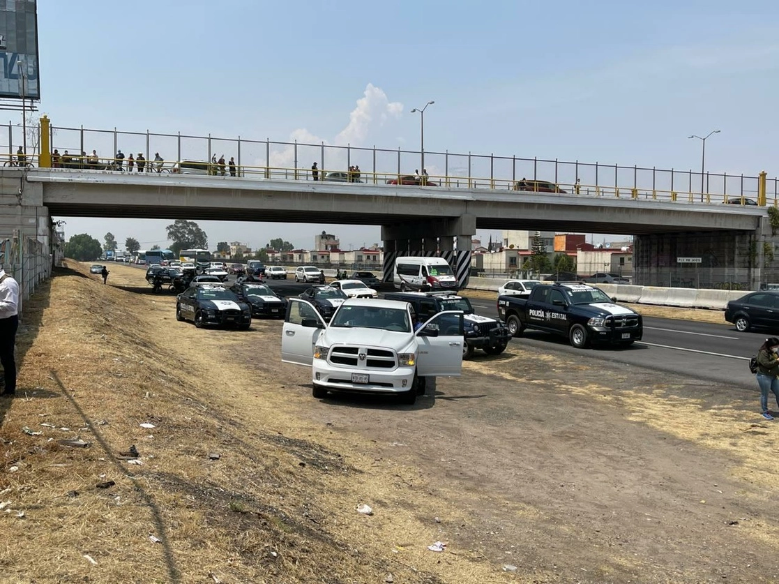 La persecución de los presuntos ladrones de una camioneta concluyó en balacera dejando un policía muerto. Foto La Jornada 