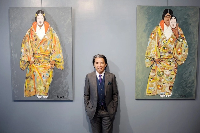 El diseñador de moda japonés Kenzo Takada junto con dos de sus autorretratos en París, en imagen del 16 de junio de 2010. Foto Afp 