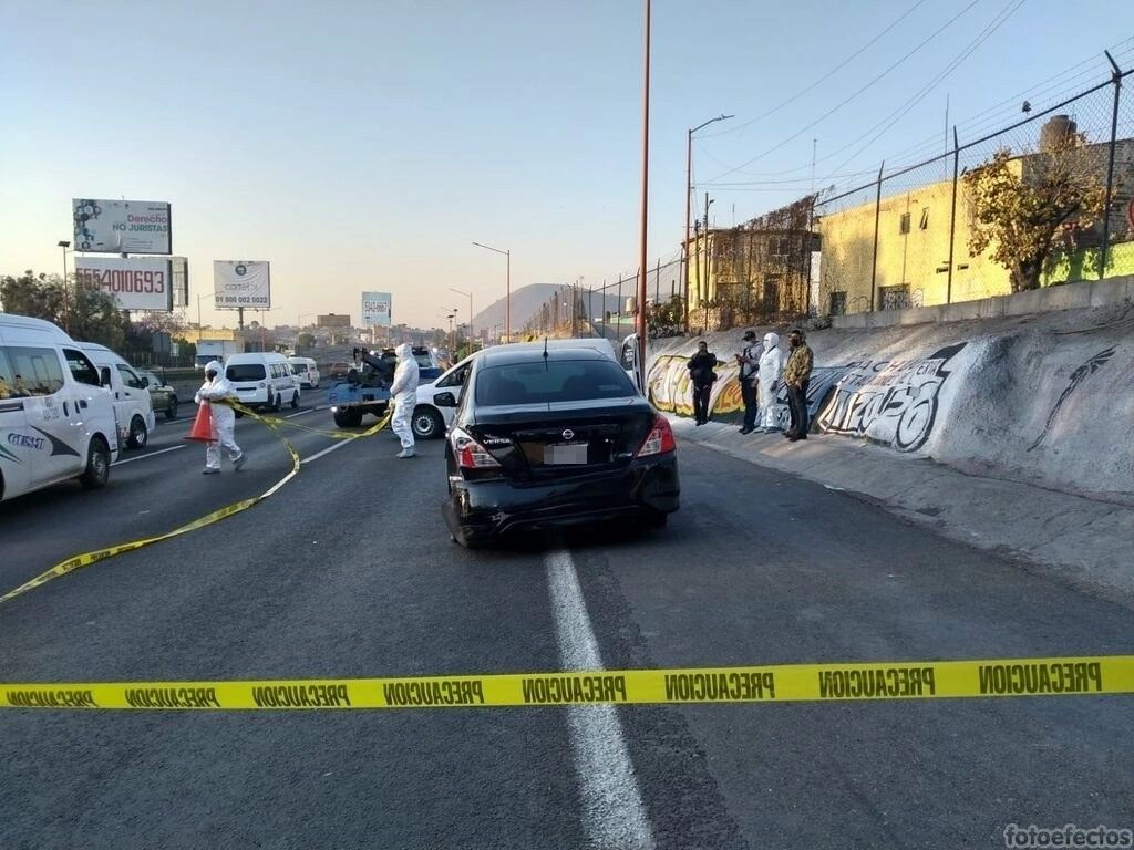 Un presunto delincuente murió tras un enfrentamiento a balazos con elementos de la FGJEM mientras trataba de huir, junto con sus dos cómplices, en un auto robado por la autopista México-Pachuca, el 15 de marzo de 2022. Foto tomada de Twitter