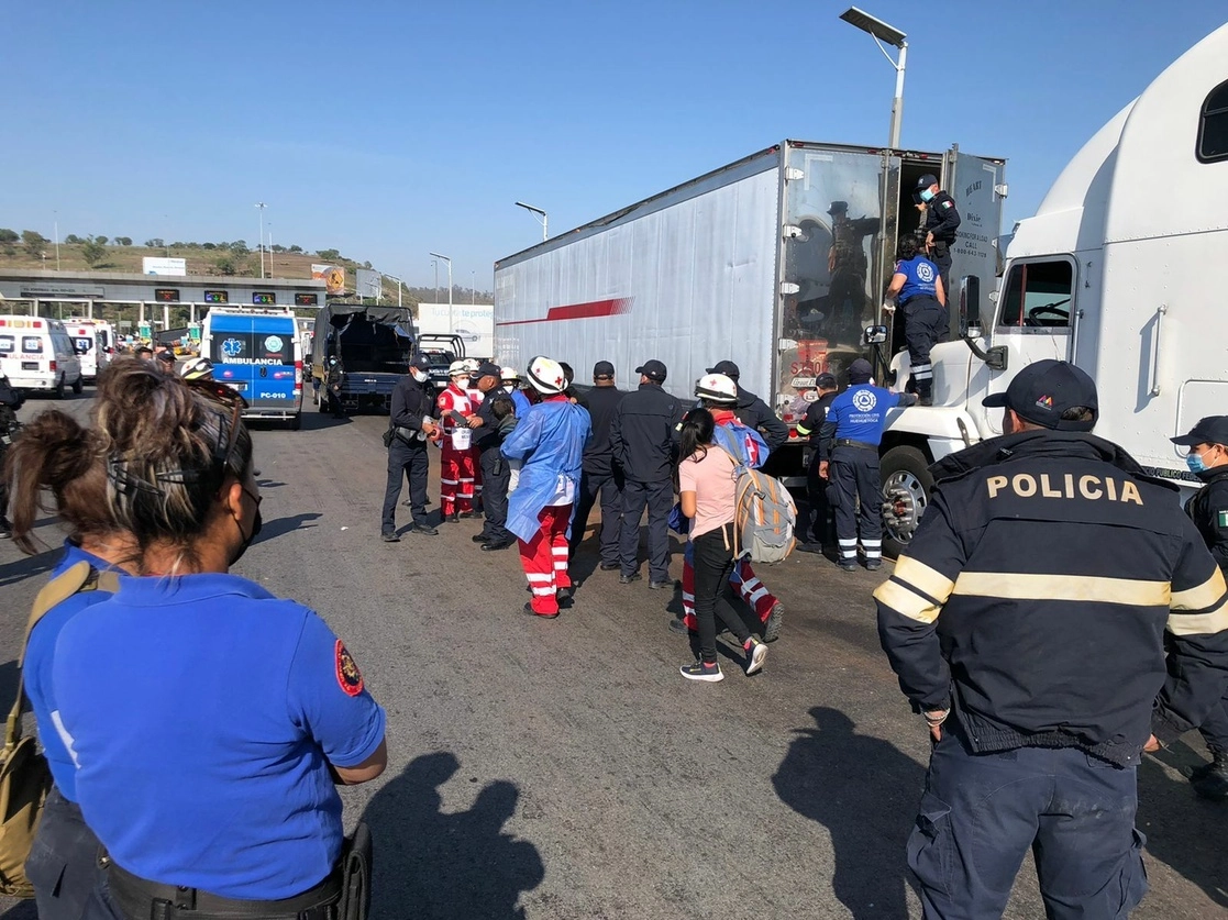 Rescate de migrantes desde el tráiler donde viajaban. Foto La Jornada / Archivo