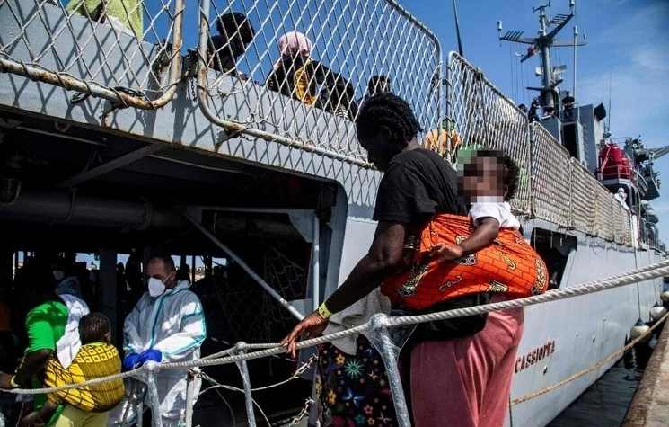 Migrantes llegan al puerto de la isla italiana de Lampedusa, el 15 de septiembre de 2023. Foto Afp