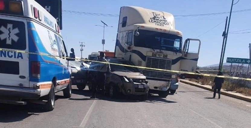 Para evitar el retén, el chofer de un tráiler se brincó el camellón, impactó a tres vehículos y atropelló a la regidora Martha Rodríguez. Foto La Jornada