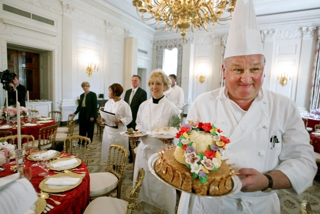 Roland Mesnier, el pastelero nacido en Francia que deleitó con sus postres a cinco presidentes estadunidenses, murió a los 78 años en Estados Unidos. Foto Ap