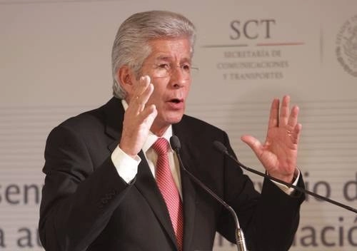 Gerardo Ruiz Esparza al encabezar un acto de la SCT. El ex funcionario falleció ayer a los 71 años. Foto Yasmín Ortega Cortés / Archivo