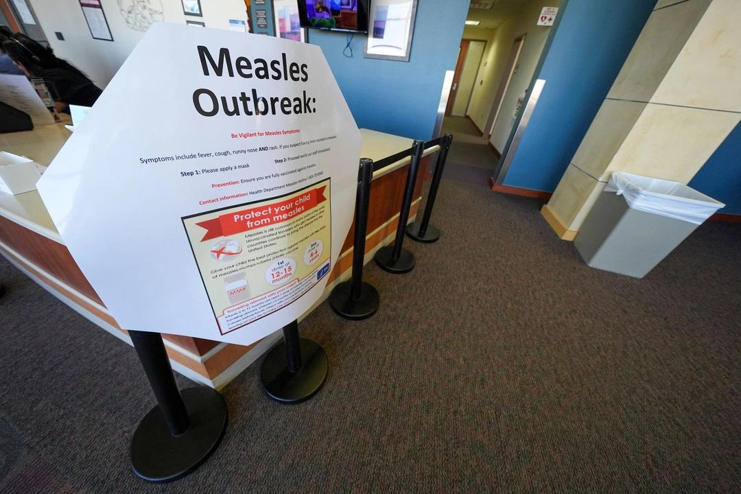 Se observa un cartel de sarampión en el Centro de Ciencias de la Salud de la Universidad Tecnológica de Texas, el 25 de febrero de 2025, en Lubbock, Texas.  Foto