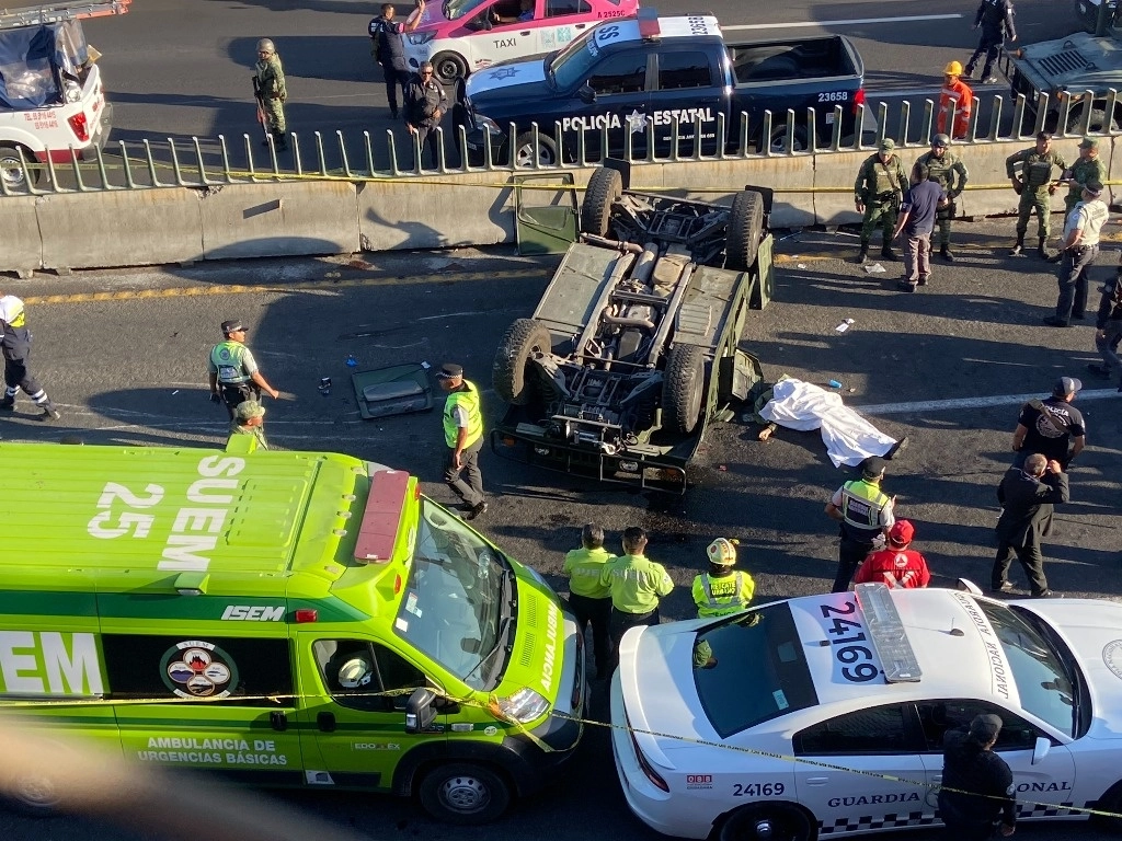 Un vehículo propiedad de la Sedena sufrió una volcadura en la carretera México-Pachuca en donde falleció un militar. Foto Javier Salinas