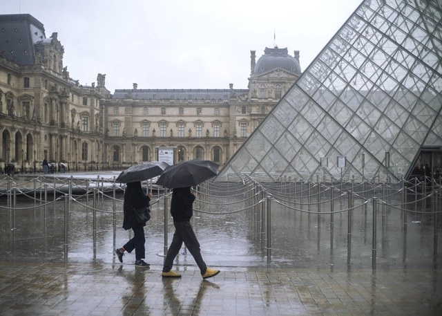 El museo del Louvre, en París, está cerrado desde el domingo por la decisión de sus empleados de no trabajar por el riesgo de coronavirus. Foto Ap