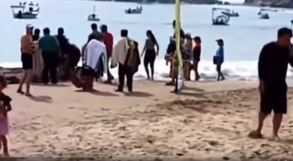 Una mujer murió tras ser atacada por un tiburón en las playas de Melaque, en Cihuatán, Jalisco. Foto Captura de video difundido en redes sociales