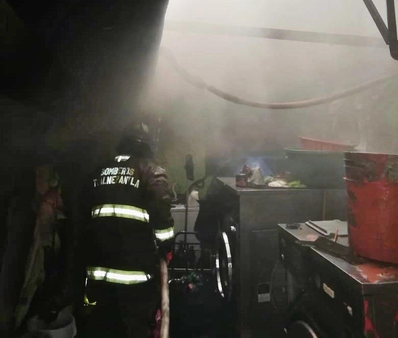 Los bomberos lograron controlar el fuego. Foto cortesía de la alcaldía de Tlalnepantla