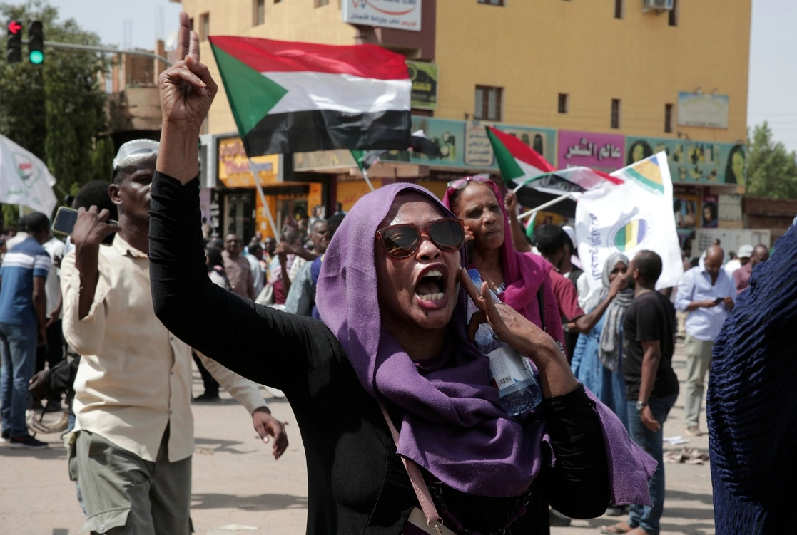 Cientos de sudaneses se manifestaron contra el golpe militar del año pasado en las calles de Jartum, Sudán, el martes 26 de julio de 2022. Foto Ap
