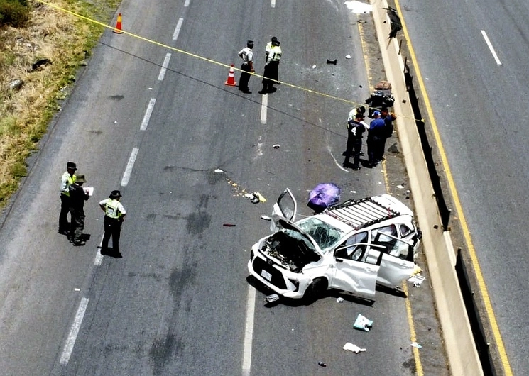 Los hechos ocurrieron en la carretera federal 54, a la altura de la comunidad de Muleros, municipio de Pánuco, Zacatecas. Foto La Jornada.