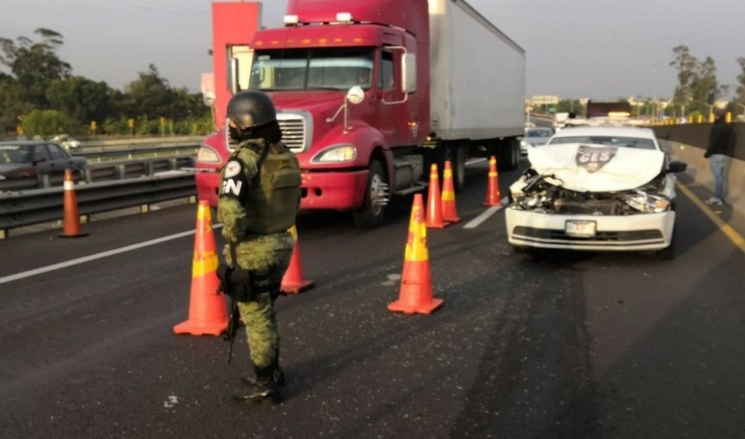 Elementos de la Sedena y de la GN  vigilaron la zona del Circuito Exterior Mexiquense donde se registró el enfrentamiento. Foto La Jornada
