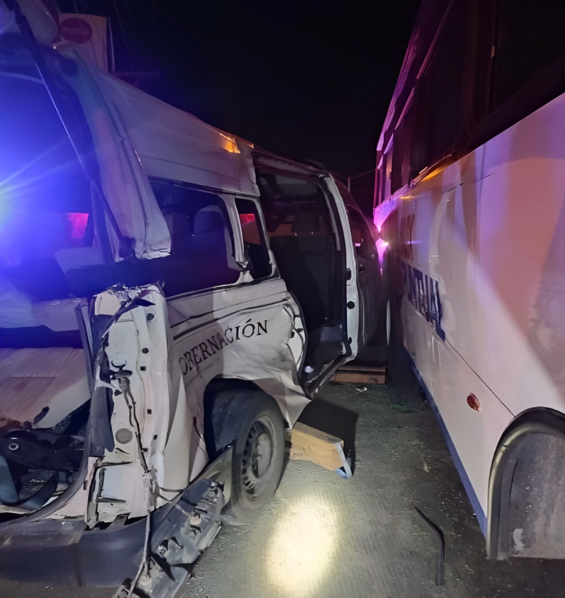 El choque ocurrió la madrugada del viernes 29 de septiembre sobre la calle Novena, al cruce con Calzada del Cetys, en Mexicali, Baja California. Foto 'La Jornada Baja California'