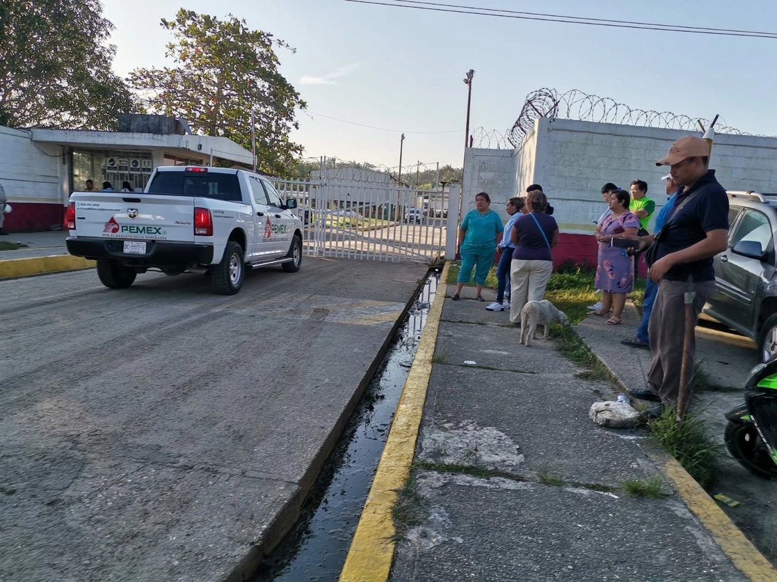 Familiares de los trabajadores de Pemex desaparecidos permanecen afuera de la Planta de Almacenamiento Estratégico de Tuzandépetl, en Ixhuatlán del Sureste, Veracruz. Foto Sayda Chiñas
