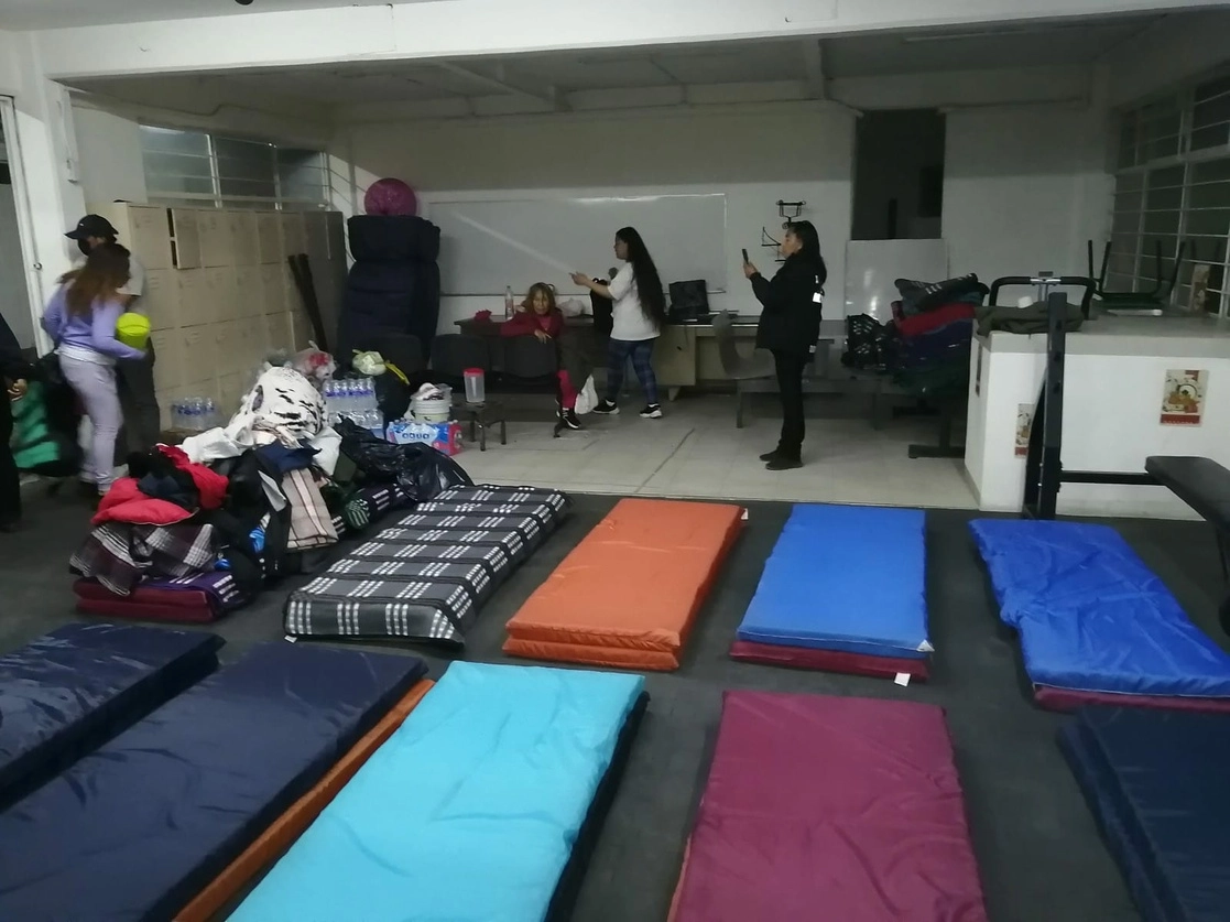 Aspectos del albergue temporal donde se resguardan las familias afectadas. Foto La Jornada