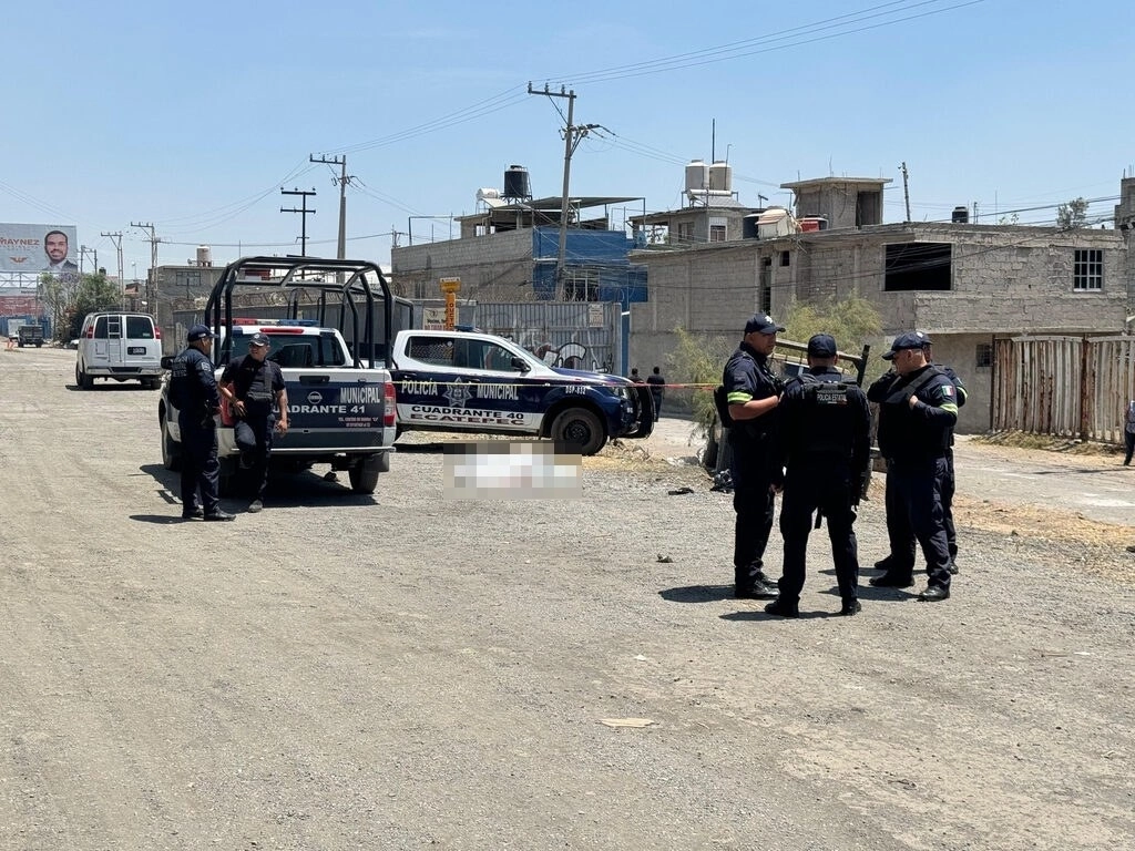 Vecinos de la colonia Tolotzin 1 en Ecatepec, Edomex, detuvieron y golpearon al conductor de la camioneta que atropelló a un grupo de persona que realizaban tareas de limpieza. Foto Javier Salinas Cesáreo