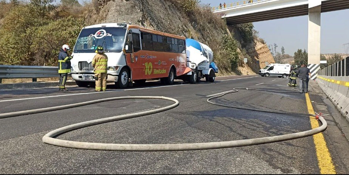 Al kilómetro 25 de la autopista Chamapa-Lechería, acudieron policías locales y estatales, la GN y Protección Civil, el 26 de enero de 2023. Foto tomada del Twitter de @proteccivilnau