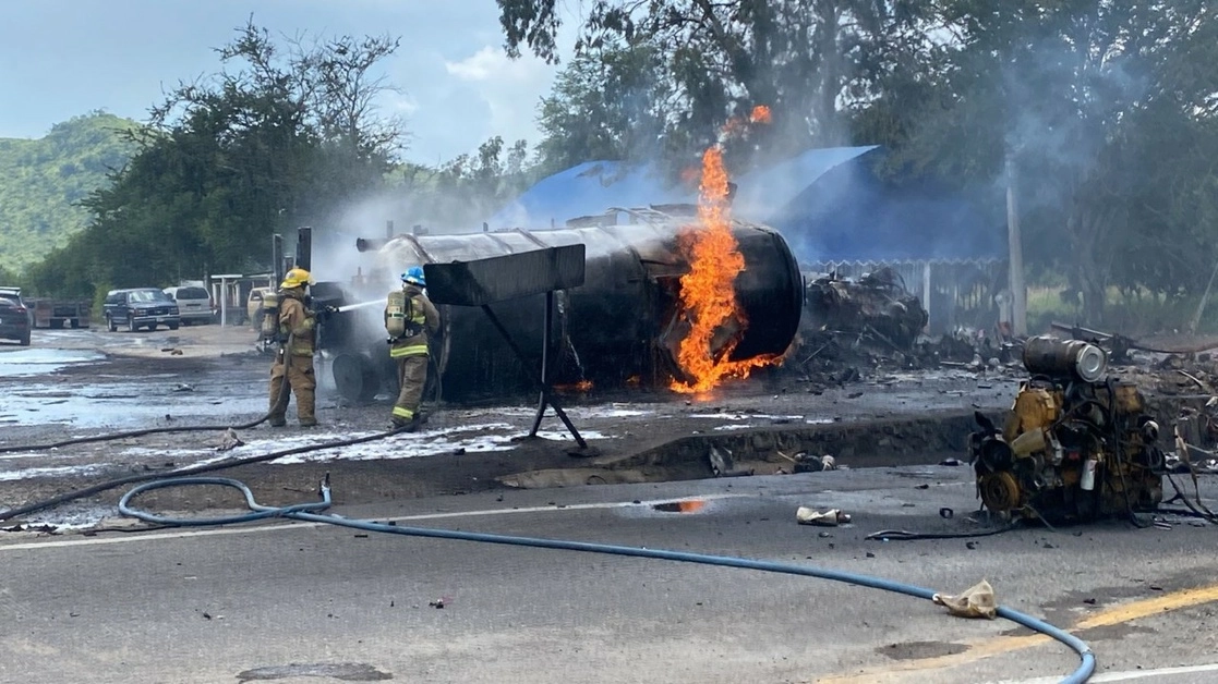 Las unidades se incendiaron tras el impacto. Foto La Jornada