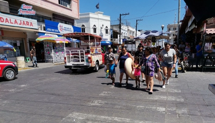 Turistas en Mazatlán, Sinaloa, se dirigen a playas y balnearios para paliar las altas temperaturas. Foto Irene Sánchez